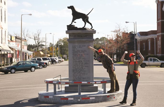 Bird dog statue, town square